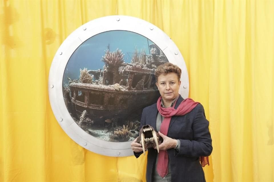 Helena Barba Meinecke posa con una replica de una cabeza de tigre dientes de sable, ejemplar que se ha encontrado en el lago de Chapala.