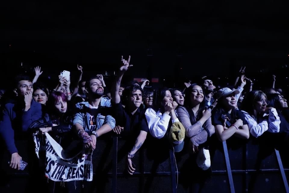 Los fans de Arctic Monkeys demostraron su lealtad a la banda.