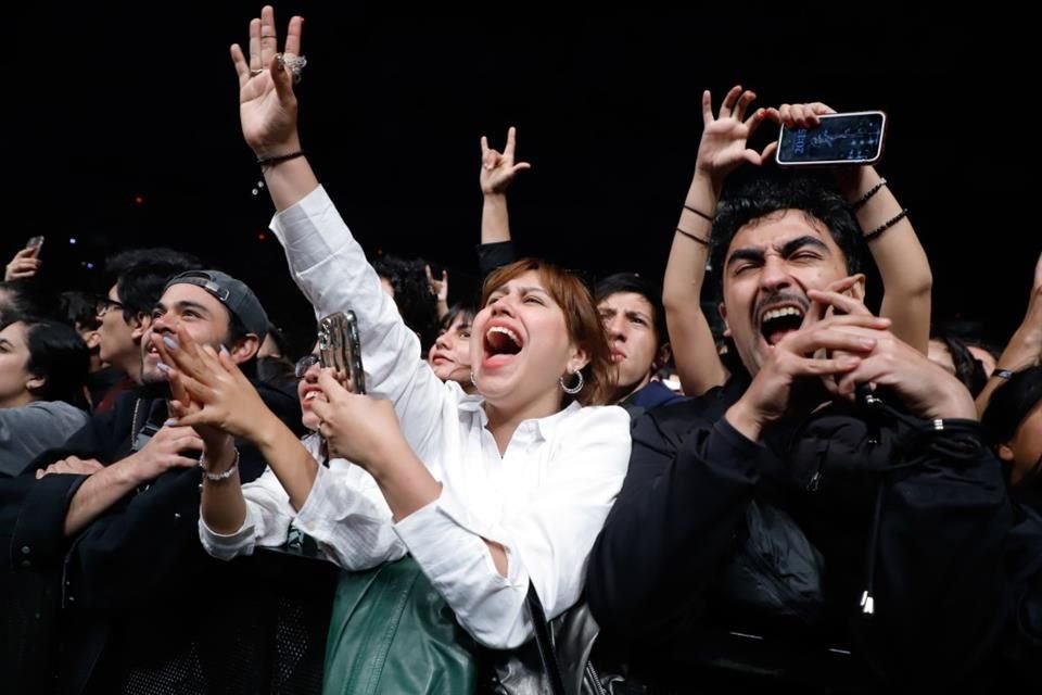 Las personas que estaban en gradas iluminaron el recinto y lucía como un cielo estrellado.