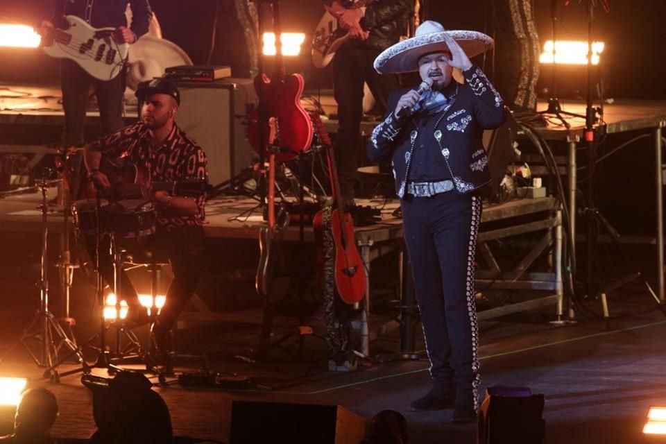 Pepe Aguilar brilló y se entregó a 9 mil tapatíos que abarrotaron su concierto en el Auditorio Telmex.