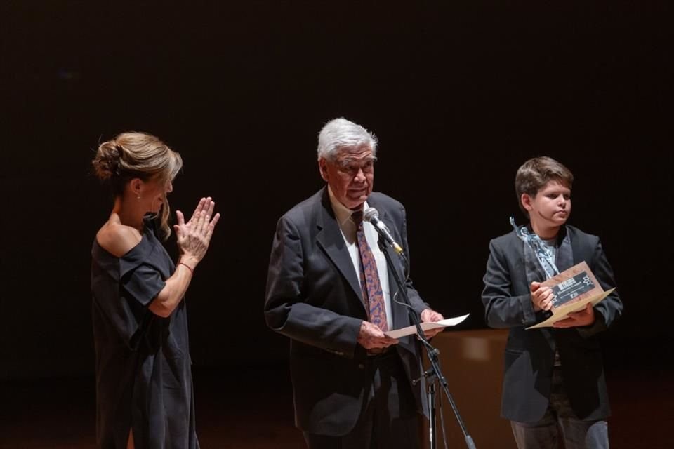El premio Honoris Causa 2023 fue para Fabián Medina Ramos, quien subió al escenario con su nieto Teo.