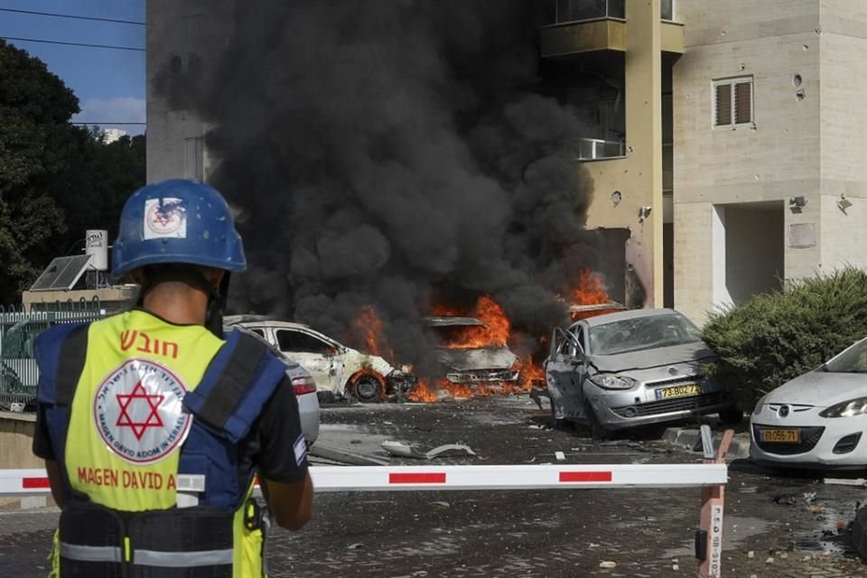 Israel declaró estado de guerra ya que docenas de cohetes lanzados desde la Franja de Gaza impactaron al país y militantes se infiltraron.