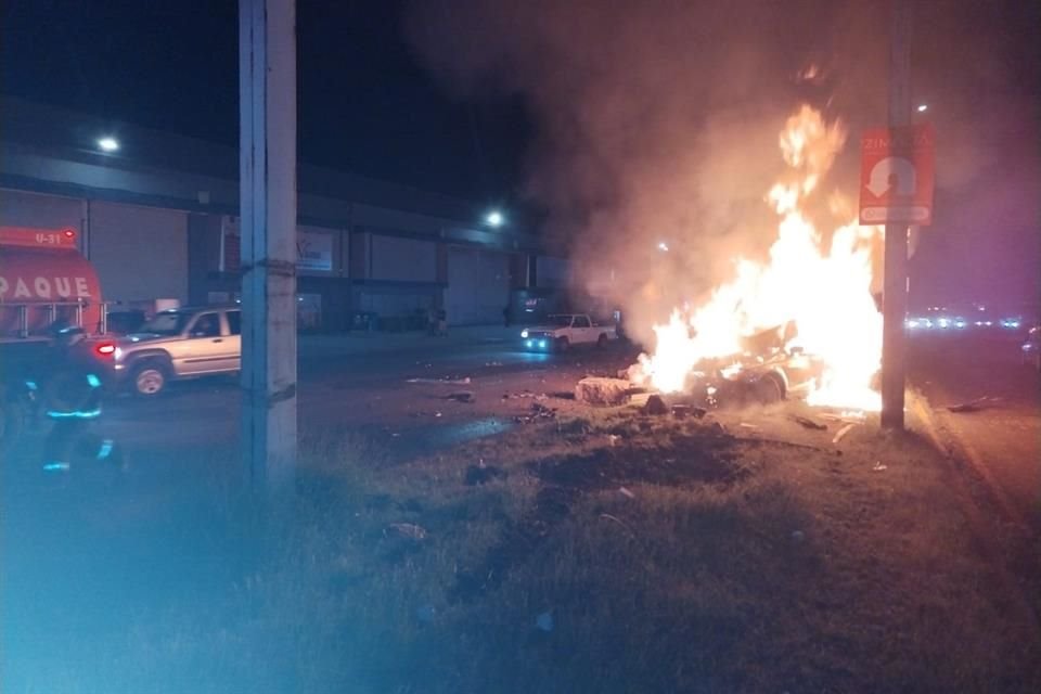 Dos personas murieron calcinados dentro de un automóvil Audi RS3, luego de chocar en San Sebastianito, Tlaquepaque, aproximadamente a las 5:00 horas de este sábado.