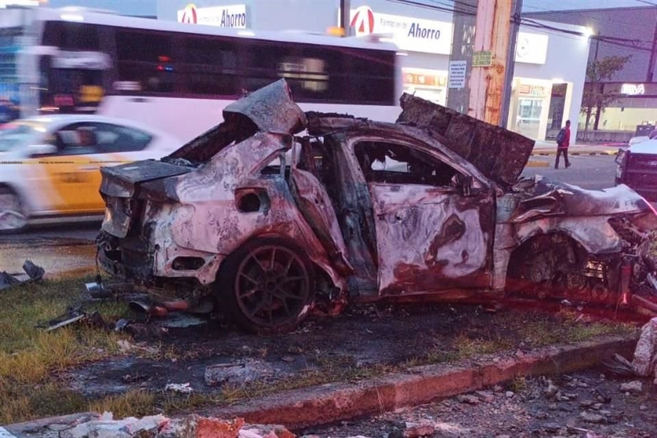 Dos personas murieron calcinados dentro de un automóvil Audi RS3, luego de chocar en San Sebastianito, Tlaquepaque, aproximadamente a las 5:00 horas de este sábado.