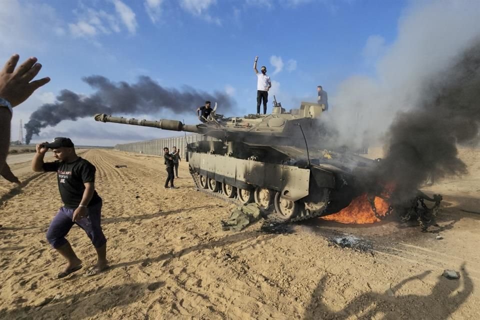 Palestinos celebrando la destrucción de un tanque de guerra israelí en la Franja de Gaza.