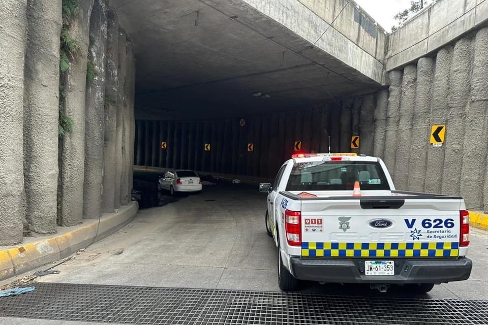 Al tomar un retorno en Ciudad Granja, un motociclista derrapó y murió en el lugar. Su acompañante resultó lesionada.
