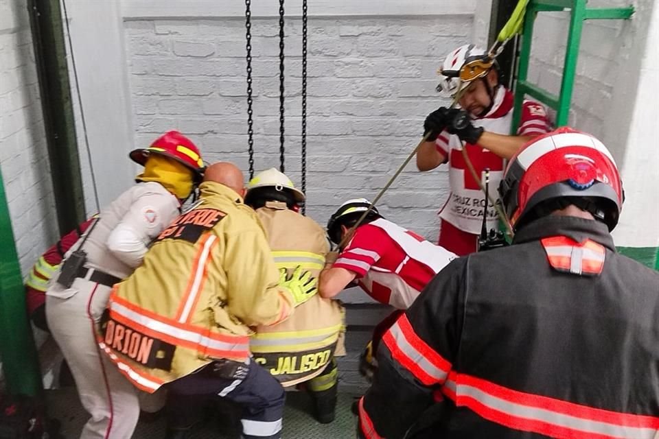 La caída de un elevador en una bodega del Mercado de Abastos dejó dos hombres lesionados, quienes tuvieron que ser trasladados a la Clínica 46 del IMSS en estado regular.