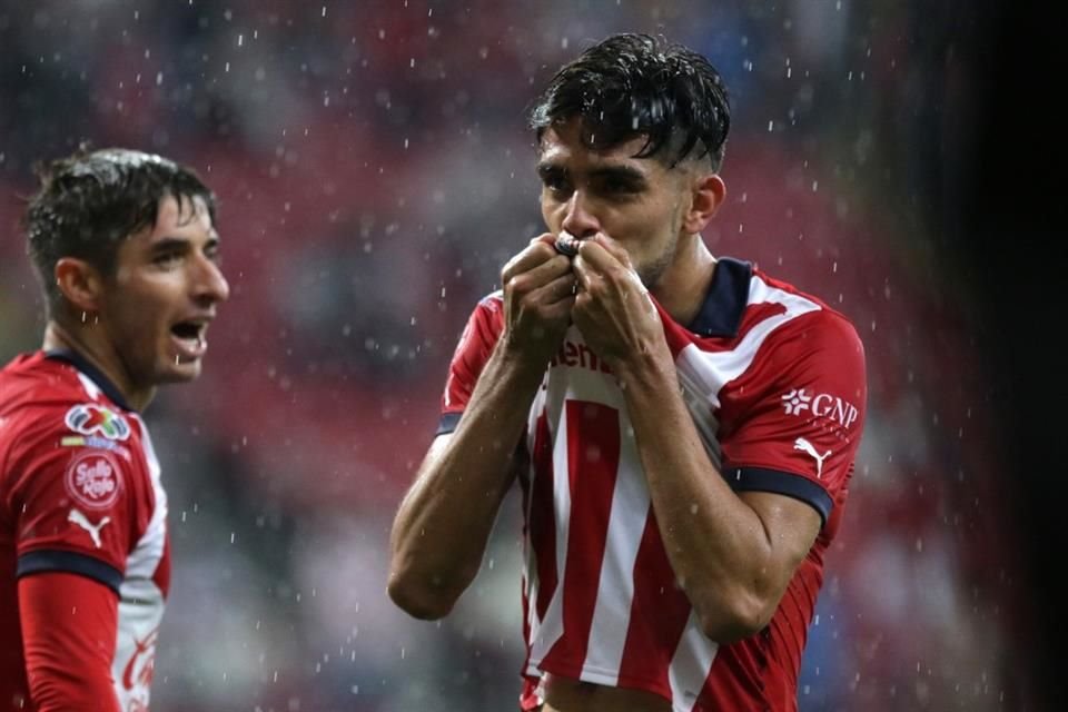 Ricardo Marín anotó dos de los cuatro goles de Chivas a Atlas.