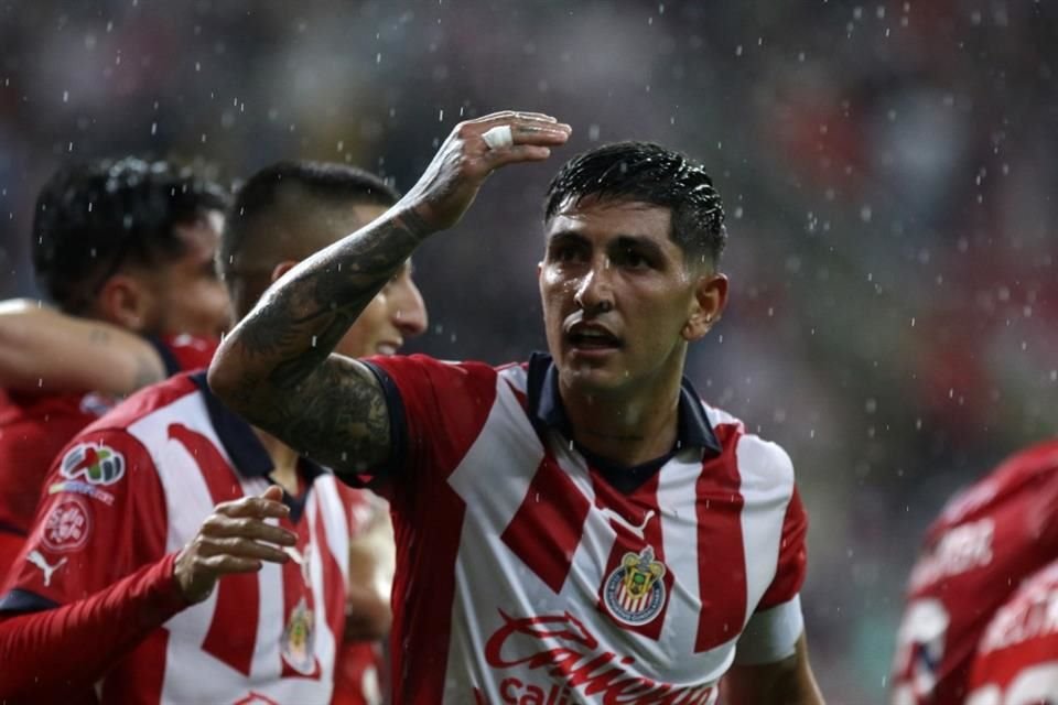 Roberto 'Piojo' Alvarado anotó el penal que le dio la cuarta anotación de Chivas ante el Atlas.