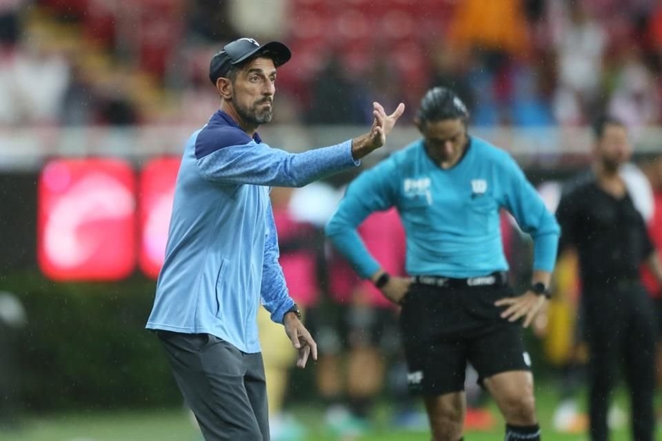 Veljko Paunovic durante el Clásico Tapatío en el Estadio Akron.