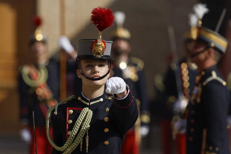 Leonor de 17 años, estuvo acompañada por sus padres, los Reyes Letizia y Felipe VI.