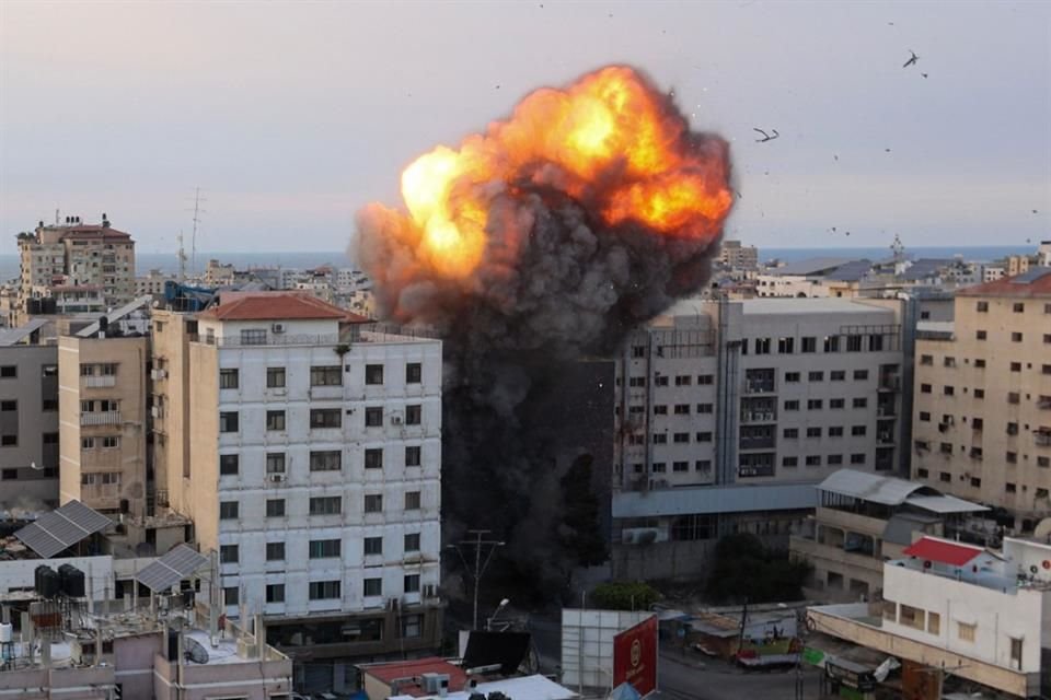 Fuego y humo se alzan tras un ataque en la ciudad de Gaza, el 8 de octubre.