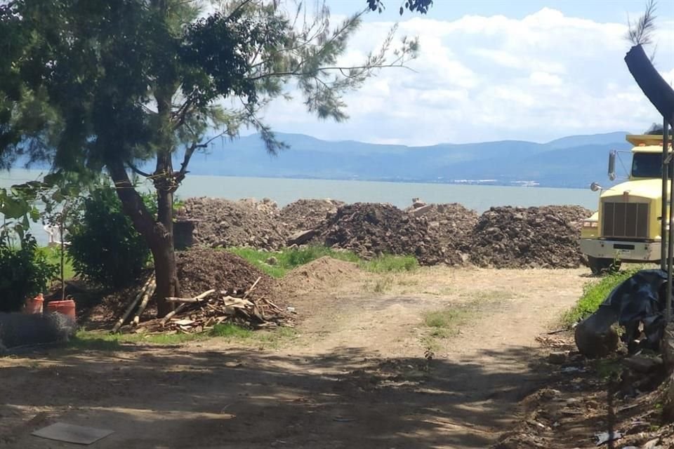 Luego de que ciudadanos denunciaron ante la Conagua invasiones al Lago de Chapala, la dependencia pide que digan nombres de los invasores.