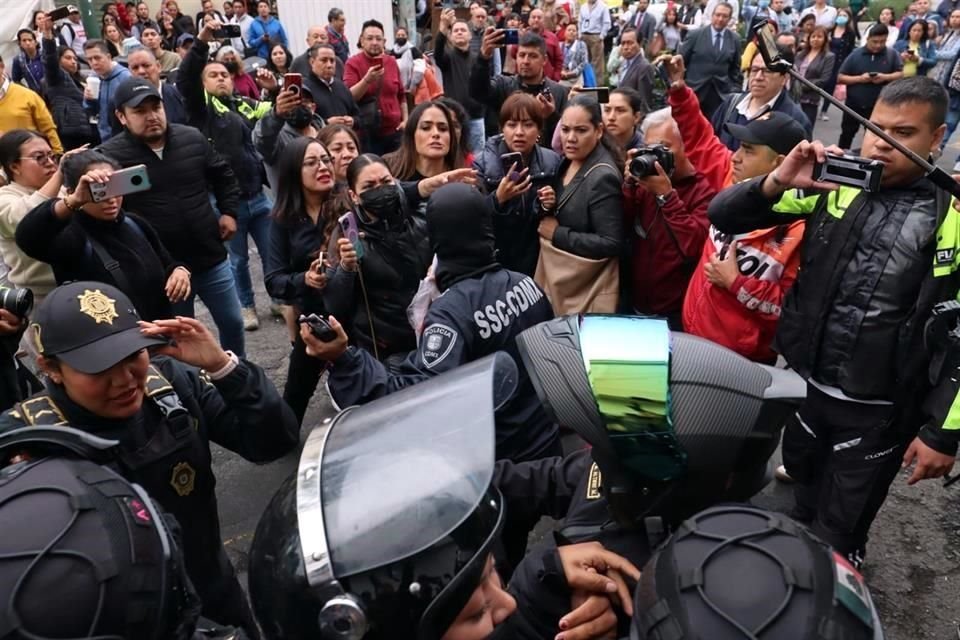 Familiares de víctimas de delitos contra mujeres se manifiestan afuera de la Fiscalía en contra de la ratificación de Ernestina Godoy.