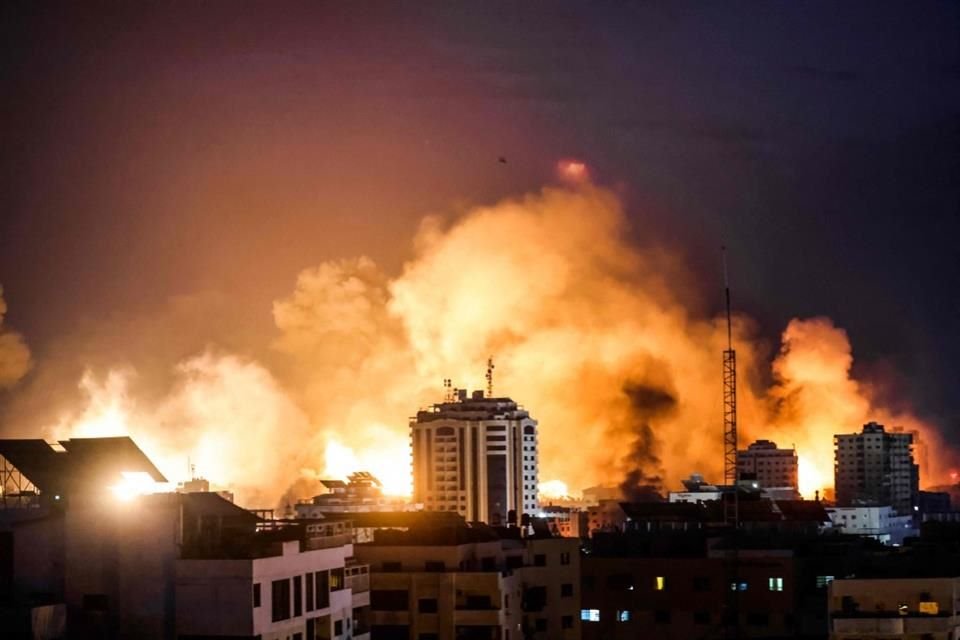 Humo emerge al cielo tras un bombardeo israelí a la ciudad de Gaza, el 9 de octubre.