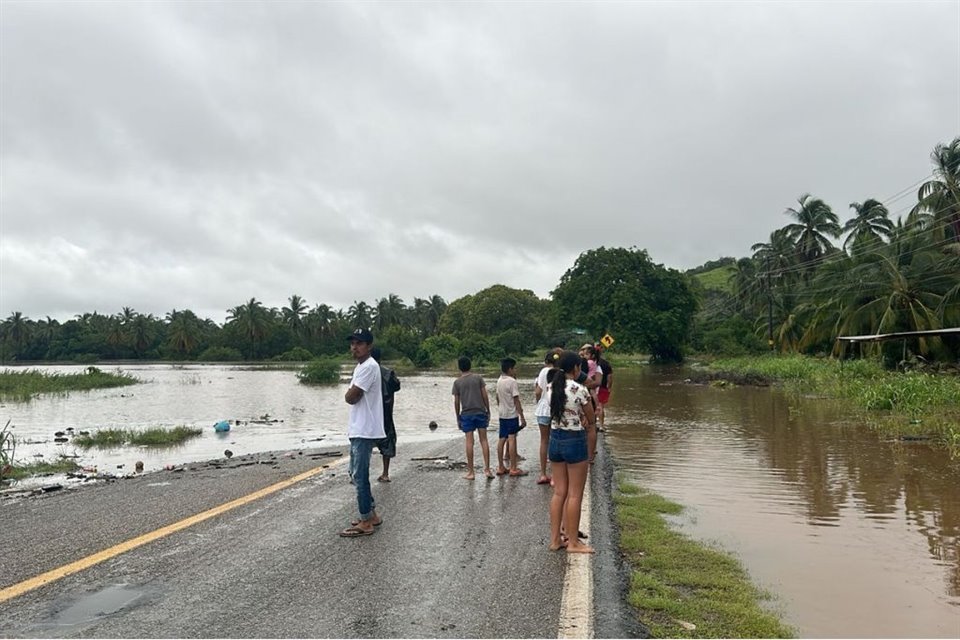 Tormenta tropical 'Max' en Costa Grande de Guerrero ha dejado ríos desbordados, inundaciones, arrastre de vehículos y a una persona desaparecida.