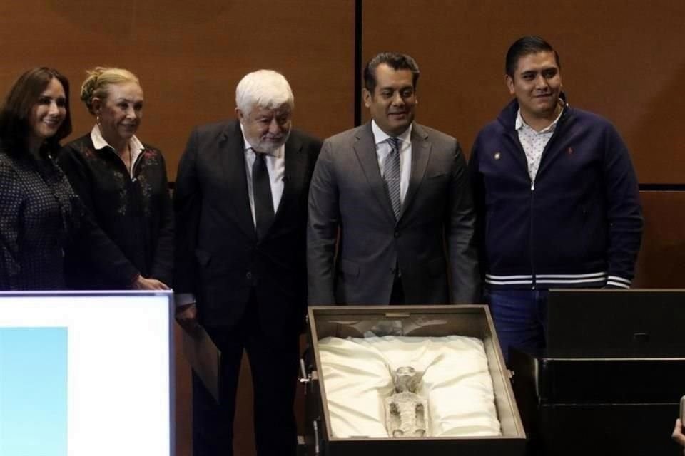 El diputado Sergio Gutiérrez (segundo de der a izq) y Jaime Maussan durante la audiencia pública realizada el pasado 12 de septiembre en San Lázaro.