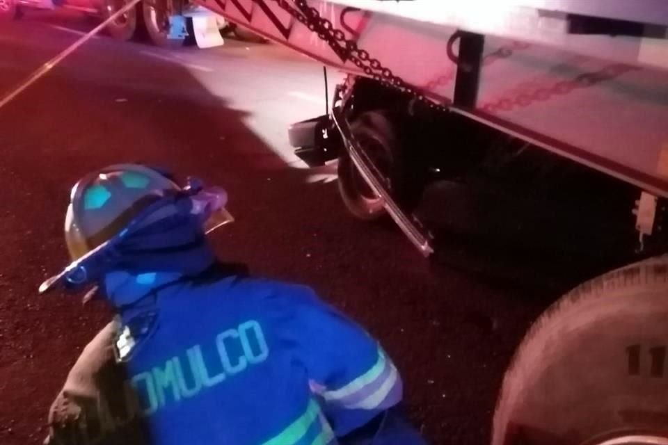 Una persona perdió la vida al quedar prensada en la camioneta que conducía, tras estrellarse contra la plataforma de un tráiler.