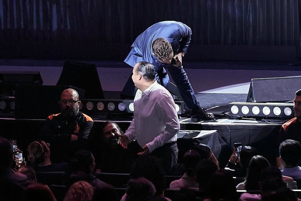 El cantante canadiense bromeó con un fan, a quien le dio una nalgadita.