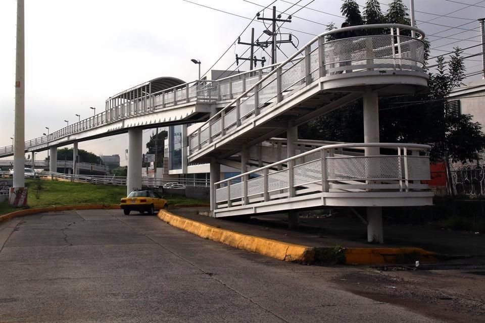 En algunos puentes, el peatón debe caminar hasta cuatro o siete veces más que si cruzara a nivel de calle.