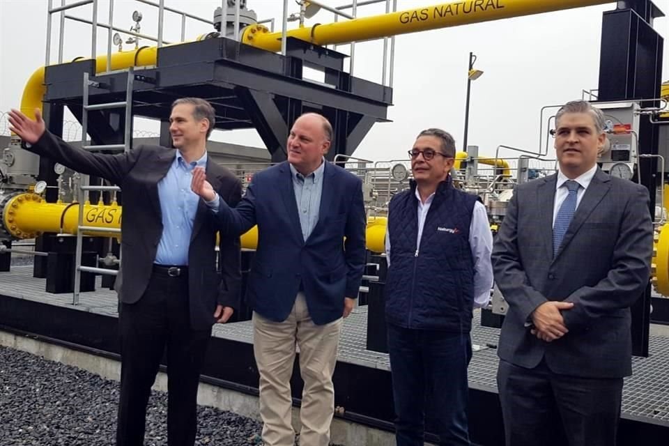 Mauricio Garza Kalifa (de izq. a der.), del Interpuerto Monterrey; Tim DeSpain, de Howard Energy Partners; José García Sanleandro, de Naturgy México, e Iván Rivas, Secretario de Economía de NL.