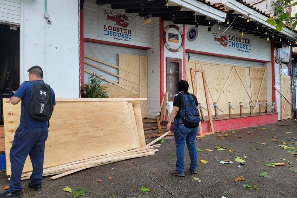 Negocios del malecón de Puerto Vallarta fueron protegidos con maderas.