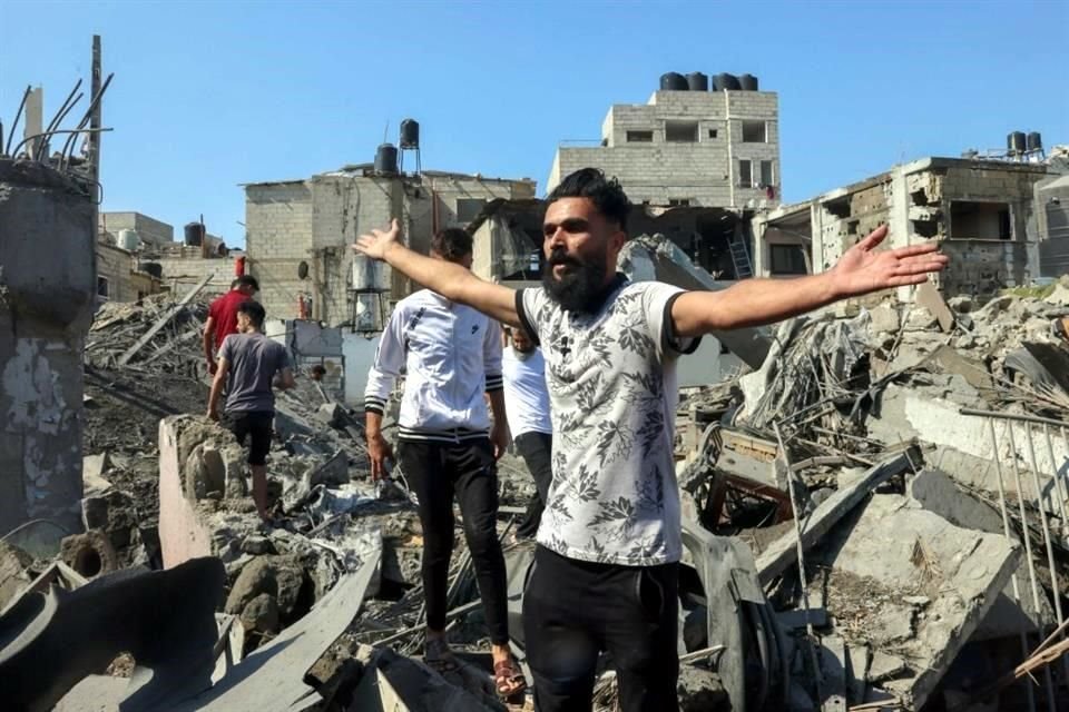 La gente busca sobrevivientes después de un ataque aéreo israelí en Rafah, en el sur de la Franja de Gaza.