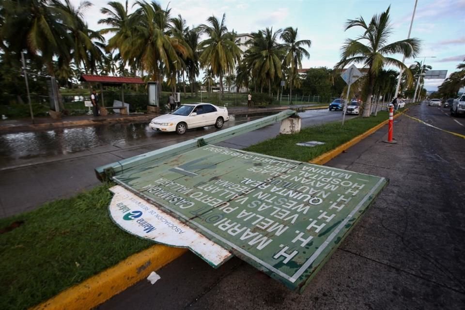 Señalética derrumbada se observó en vialidades de Puerto Vallarta.