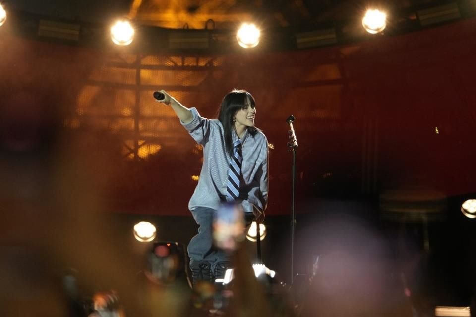 Billie Eilish dice que su éxito de 2019, 'Bad Guy', es la canción más estúpida del mundo, pero que funciona porque hay humor en ella.