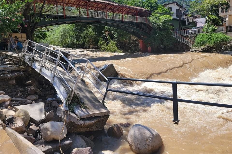 Un puente se cayó por la corriente del Río Cuale en la Colonia Buenos Aires.