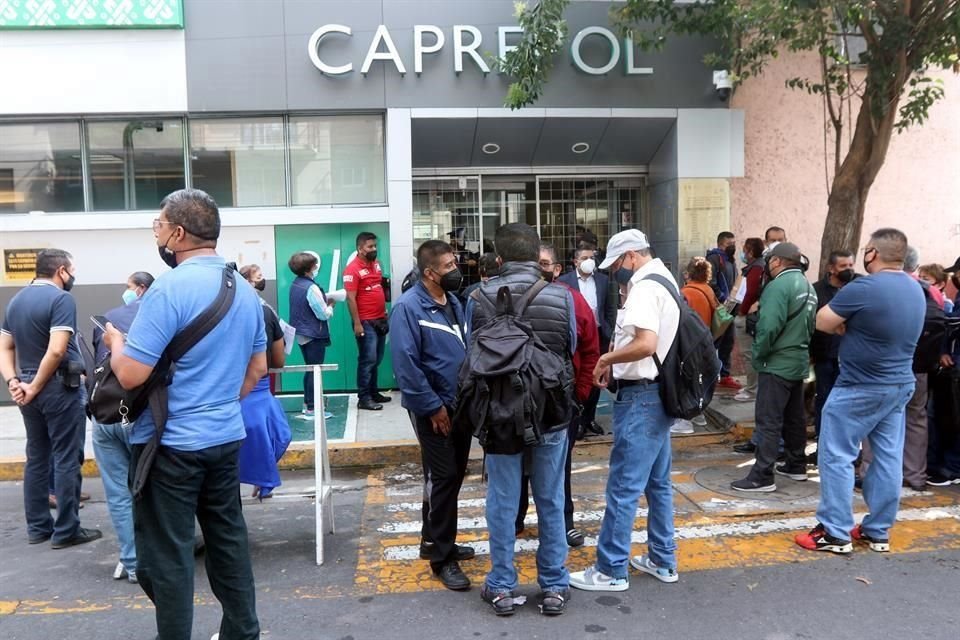 Adultos mayores y viudas de policías debieron recibir respuesta en 90 días máximo tras la solicitud de pensión, pero llevan hasta año y medio sin poder cobrar.