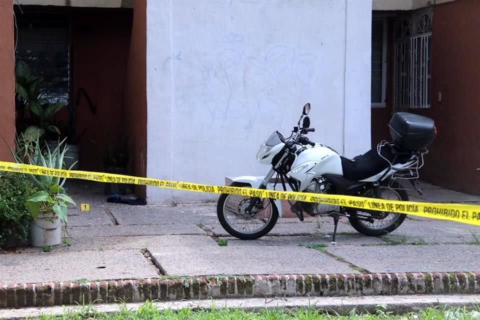 Una de las víctimas recibió un tiro tras resistirse a un asalto, en la Unidad Habitacional Clemente Orozco, en Guadalajara.