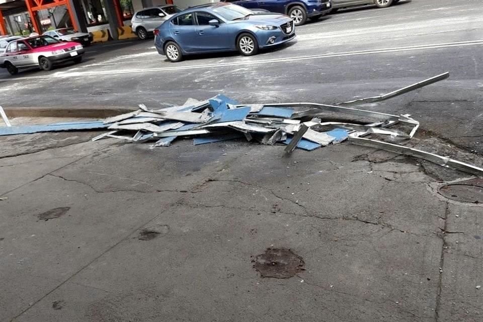 Infraestructura conocida como plafón que cayó del puente peatonal que conecta la Calz. de Tlalpan con el Metro Villa de Cortés.