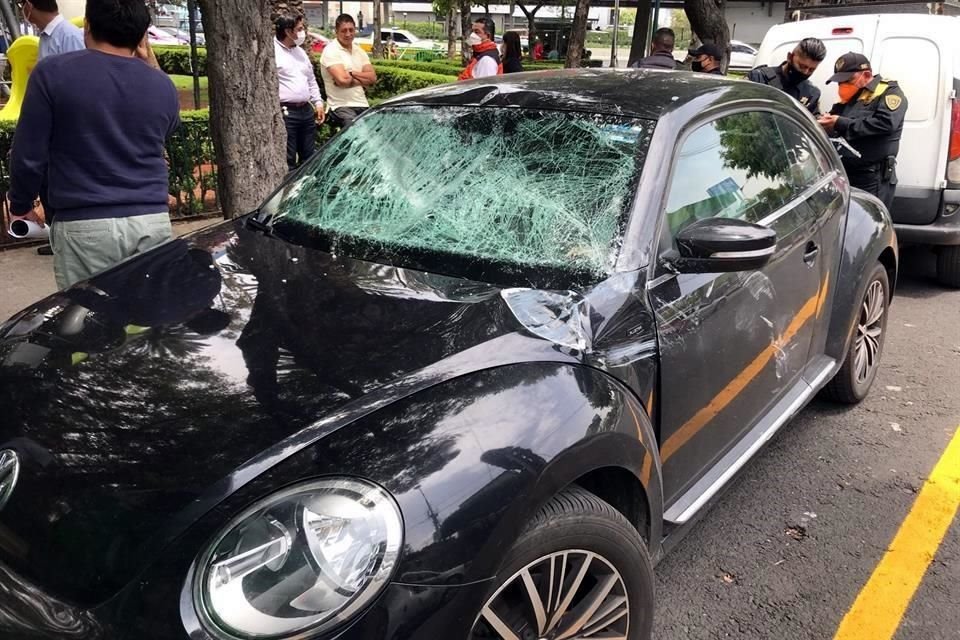Auto dañado por la caída del plafón de un puente de la estación Villa de Cortés, de la Línea 2 del Metro.