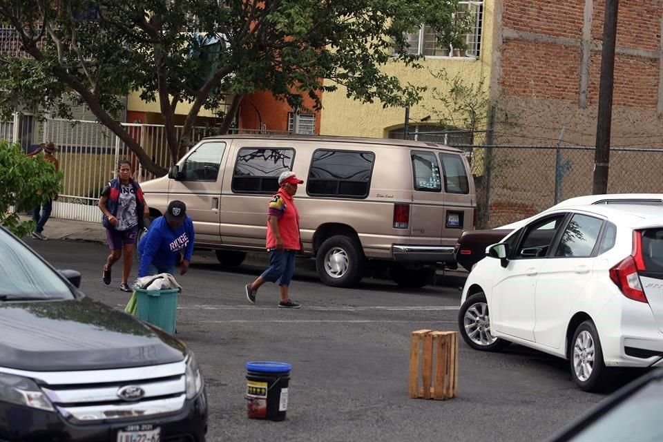 Aunque está prohibido apartar espacios de la vía pública y rentarlos, las calles aledañas al recinto lucen llenas de envases y cubetas.