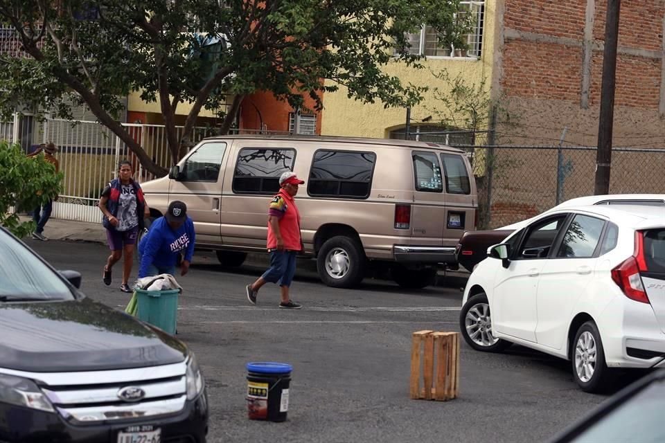 Aunque est prohibido apartar espacios de la va pblica y rentarlos, las calles aledaas al recinto lucen llenas de envases y cubetas.