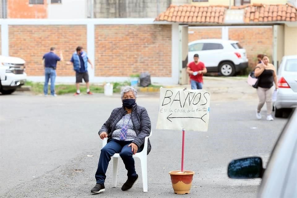 Vecinos ofrecen la renta de baños, con costos entre 5 y 10 pesos.