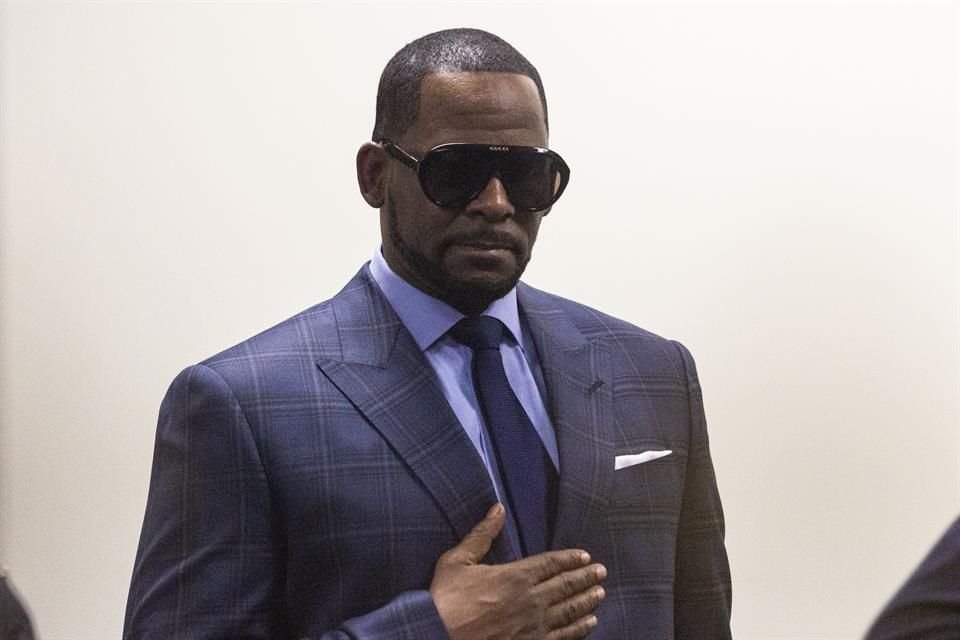 R. Kelly fue llevado de una prisión de Chicago a otra de Nueva York para que pueda estar presente en su juicio por crimen organizado y delitos sexuales.