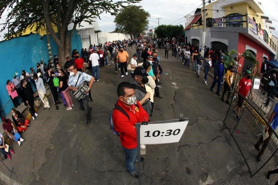 Afuera del Auditorio están los letreros con los horarios para que se formen las personas que van a vacunarse.