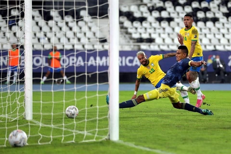 Neymar estuvo cerca de anotar, pero el tiro fue al poste.