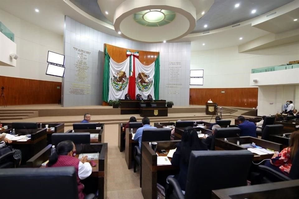 En cerca de media hora, con 29 votos a favor del PAN, PRI y MC, 6 en contra de Morena y una abstención fue aprobado por Diputados el blindaje al Gobernador Francisco García Cabeza de Vaca.