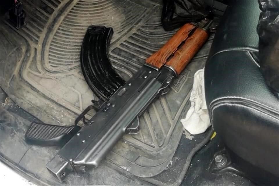 En dos comunidades distintas de Encarnación de Díaz, cuatro hombres de una célula criminal fueron detenidos en posesión de varias armas.