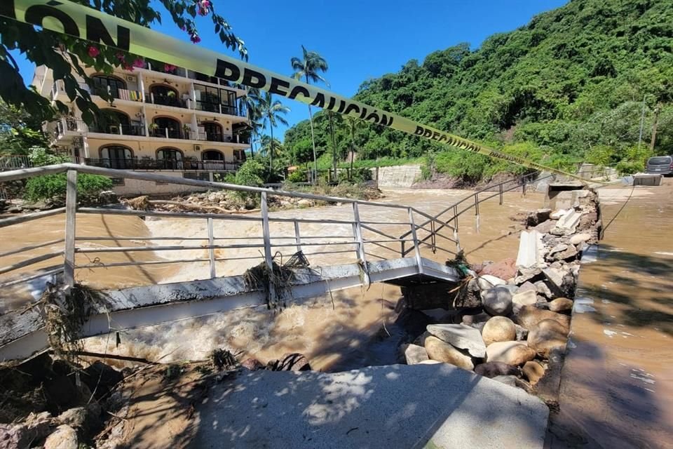 Un puente peatonal que recién reconstruyó el Ayuntamiento de Puerto Vallarta fue derribado por la fuerte corriente del Río Cuale.