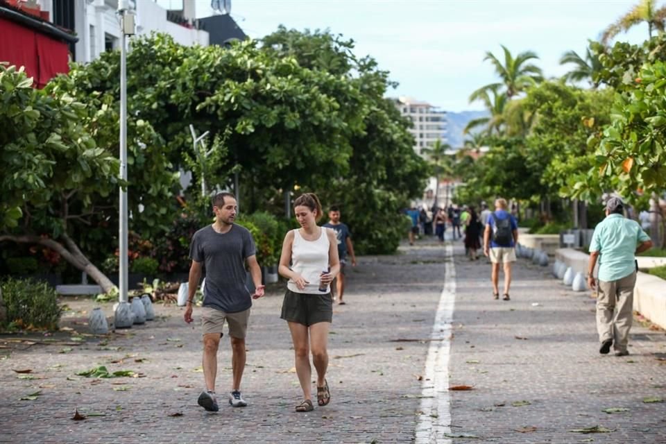 Turistas caminaban tranquilamente por el Malecón después del paso de 'Lidia'.