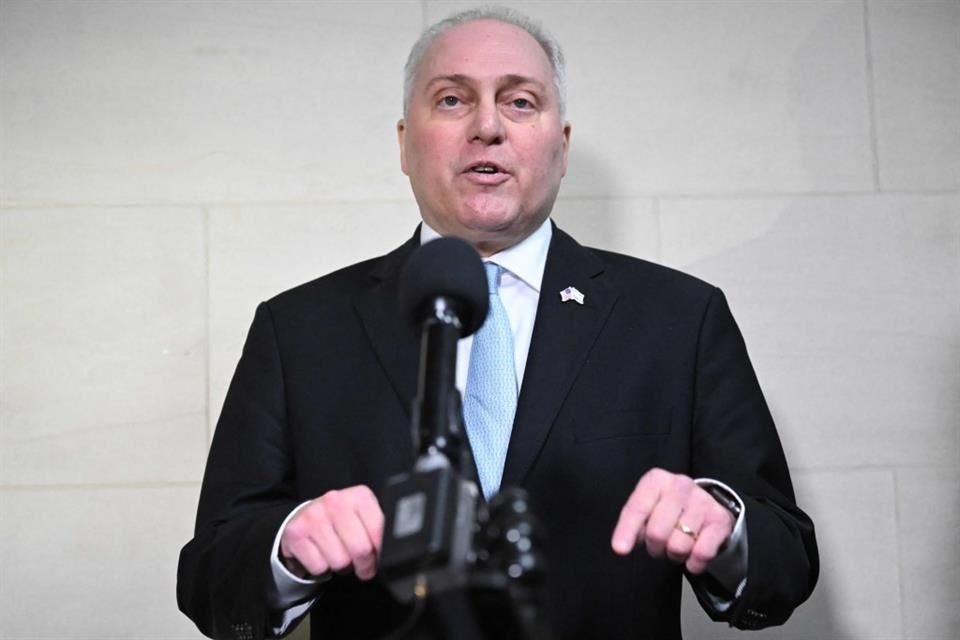 El representante Steve Scalise habla con reporteros tras una reunión a puerta cerrada con republicanos para buscar a un nuevo presidente de la Cámara Baja.