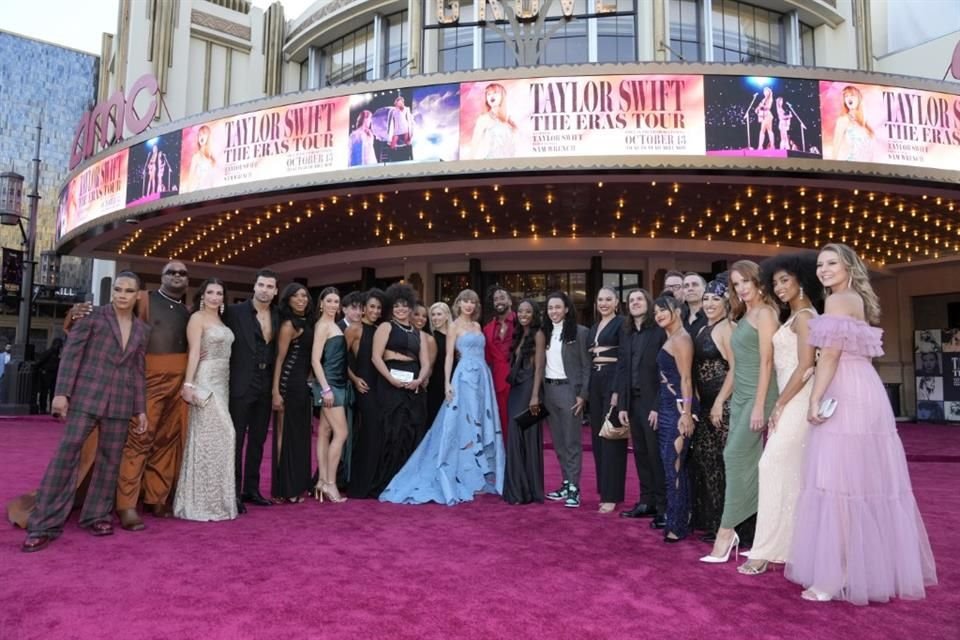 Swift no perdió la oportunidad de tomarse una foto grupal con todos sus bailarines, enfrente del cine The Grove, como si de una fotografía de amigos se tratase.