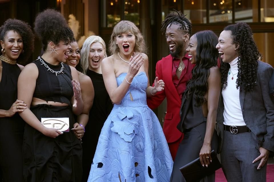 Como si de una reunión de amistades de tratase, Taylor Swift convivió con los bailarines de su gira 'The Eras Tour' durante la alfombra roja de su película-concierto.