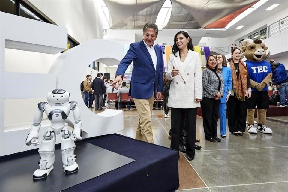 El Alcalde de Zapopan, Juan José Frangie, y Claudia Félix, vicepresidenta de la Región Occidente del Tec.