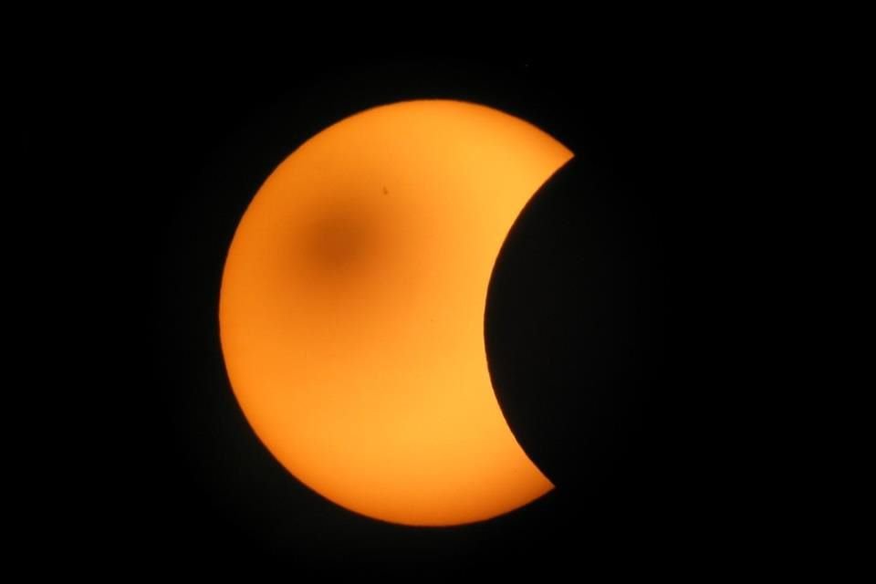 Aliste los filtros, el eclipse solar sí será visible en Guadalajara, aunque sólo de manera parcial.
