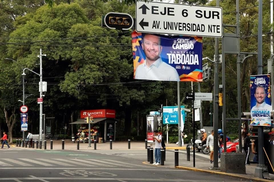 Incluso alrededor de los parques fueron colocados pendones con la imagen del Alcalde.